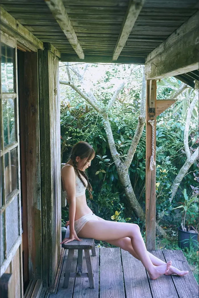 네오 사진집 2025 가을 시즌 걸 「푸른빛에 녹아들다」