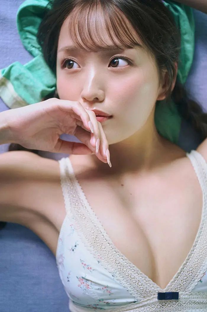 네오 사진집 2025 가을 시즌 걸 「푸른빛에 녹아들다」