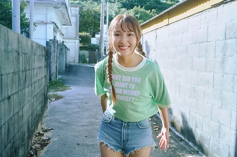 네오 사진집 2025 가을 시즌 걸 「푸른빛에 녹아들다」