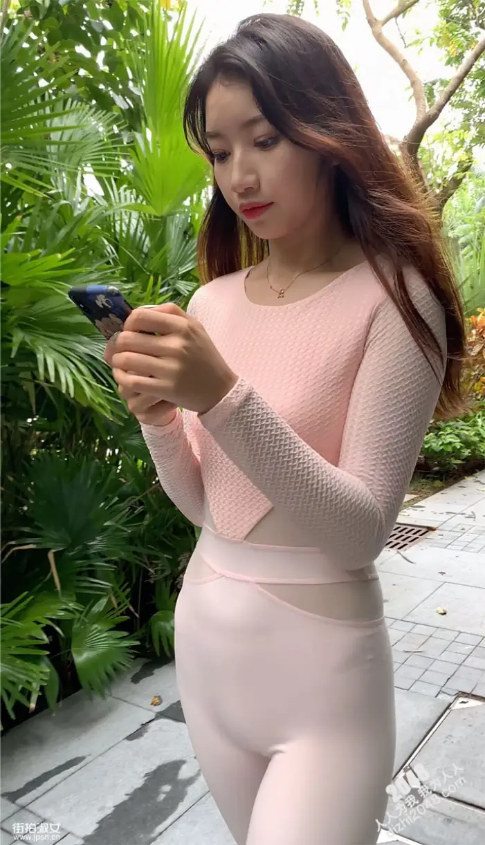 속 비치는 핑크 타이즈 전신에 두른 미모의 요가녀