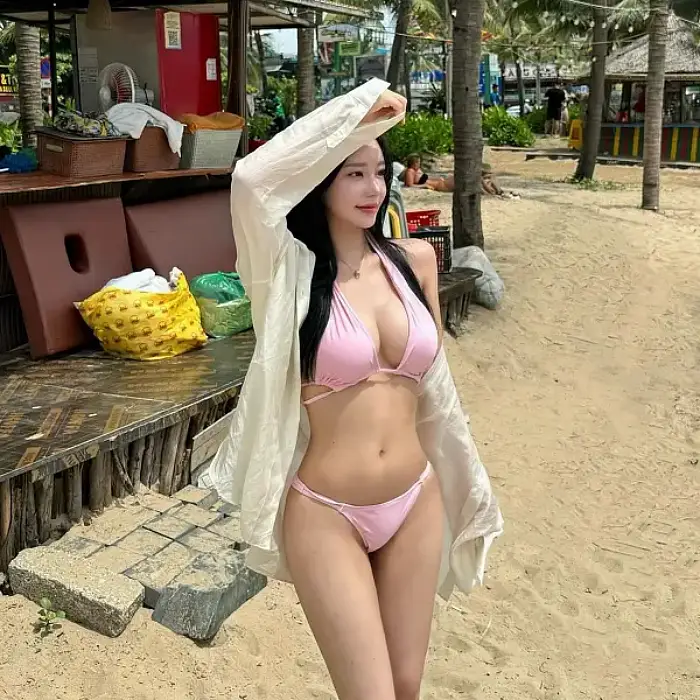 동남아 해변을 초토화시키니는 비키니녀