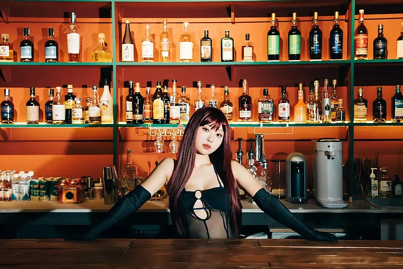 검은 눈, 하이비아 「시크릿 바」 세트.01